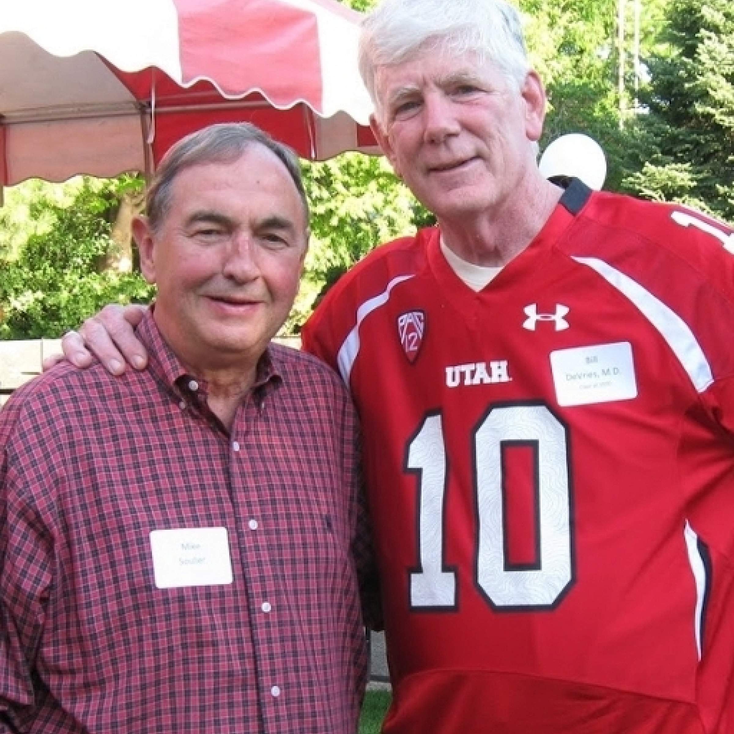 Two alumni celebrating their reunion