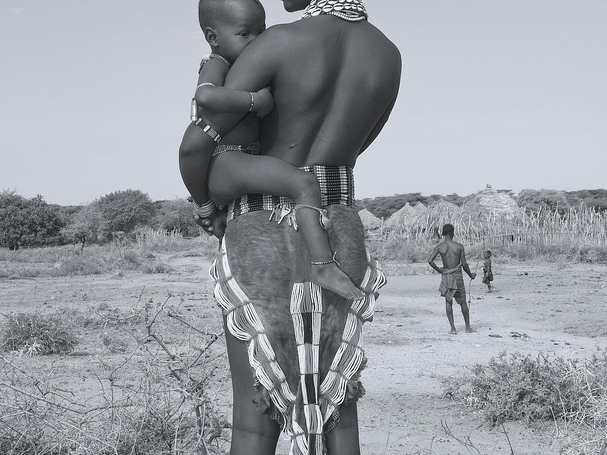 woman-holding-child-africa