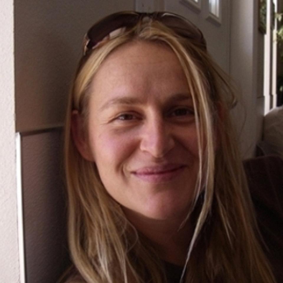 woman with straight blond hair