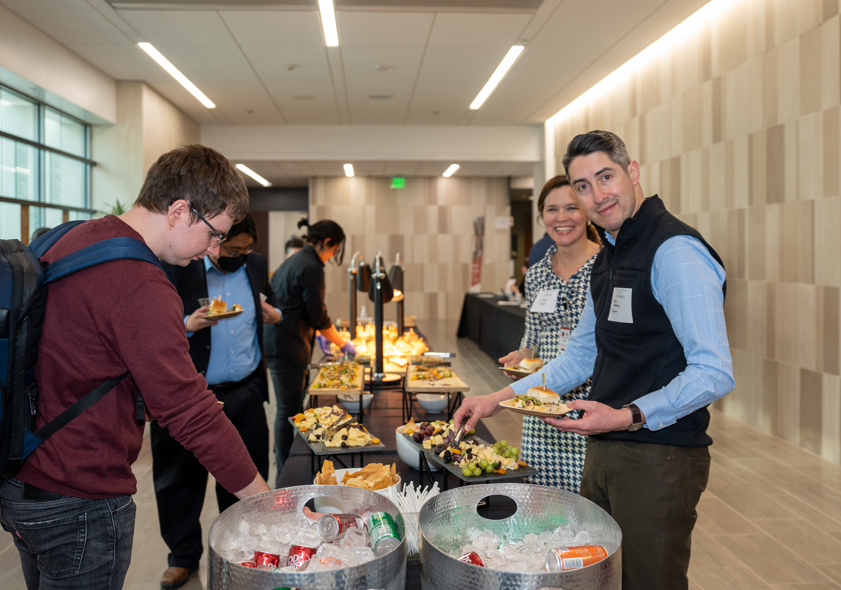 students-eating-lunch