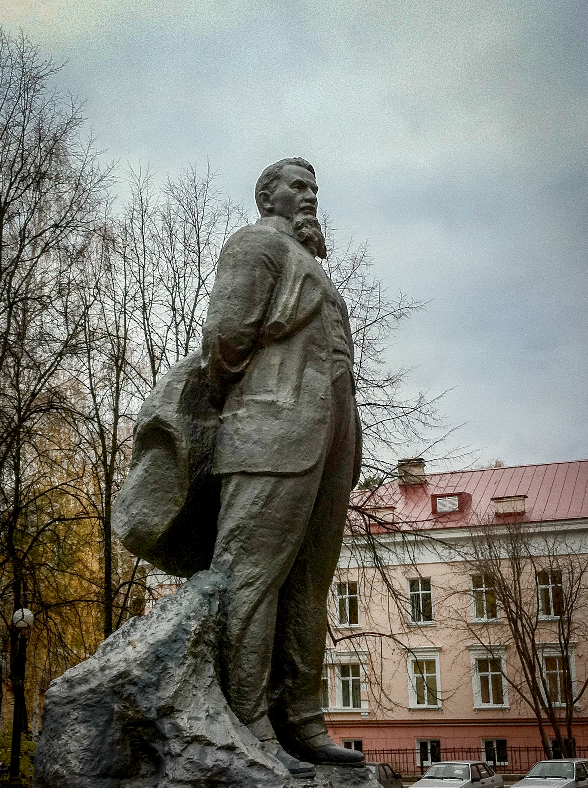 kurchatov statue