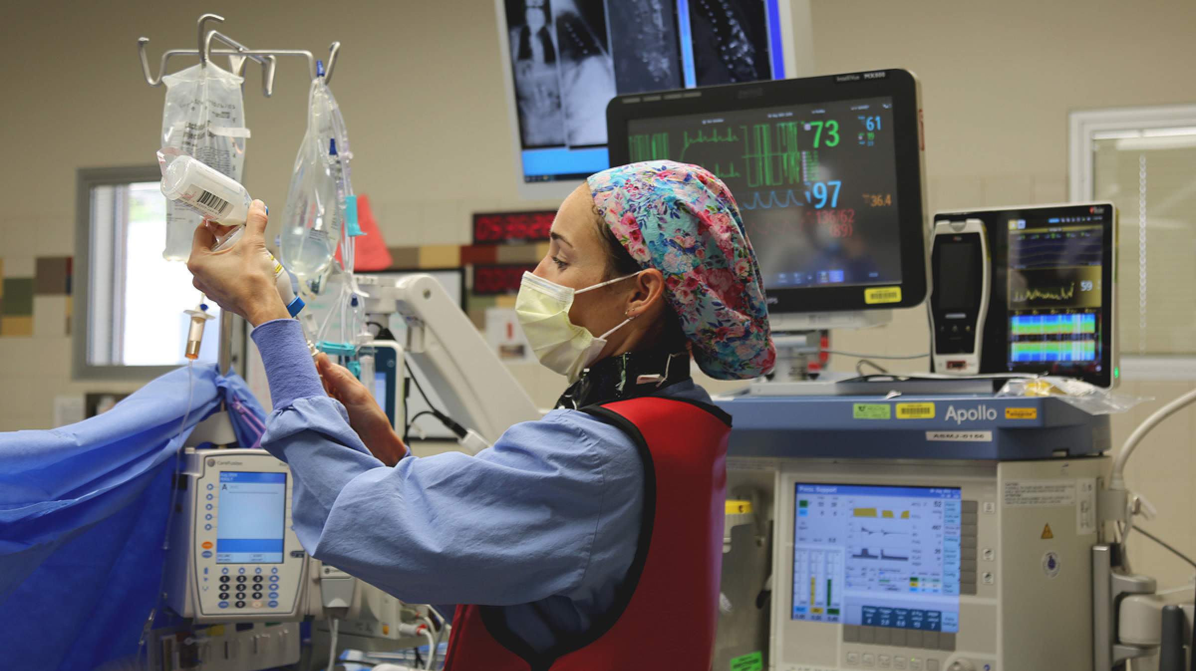 An anesthesiologist preparing medicine in an OR. 