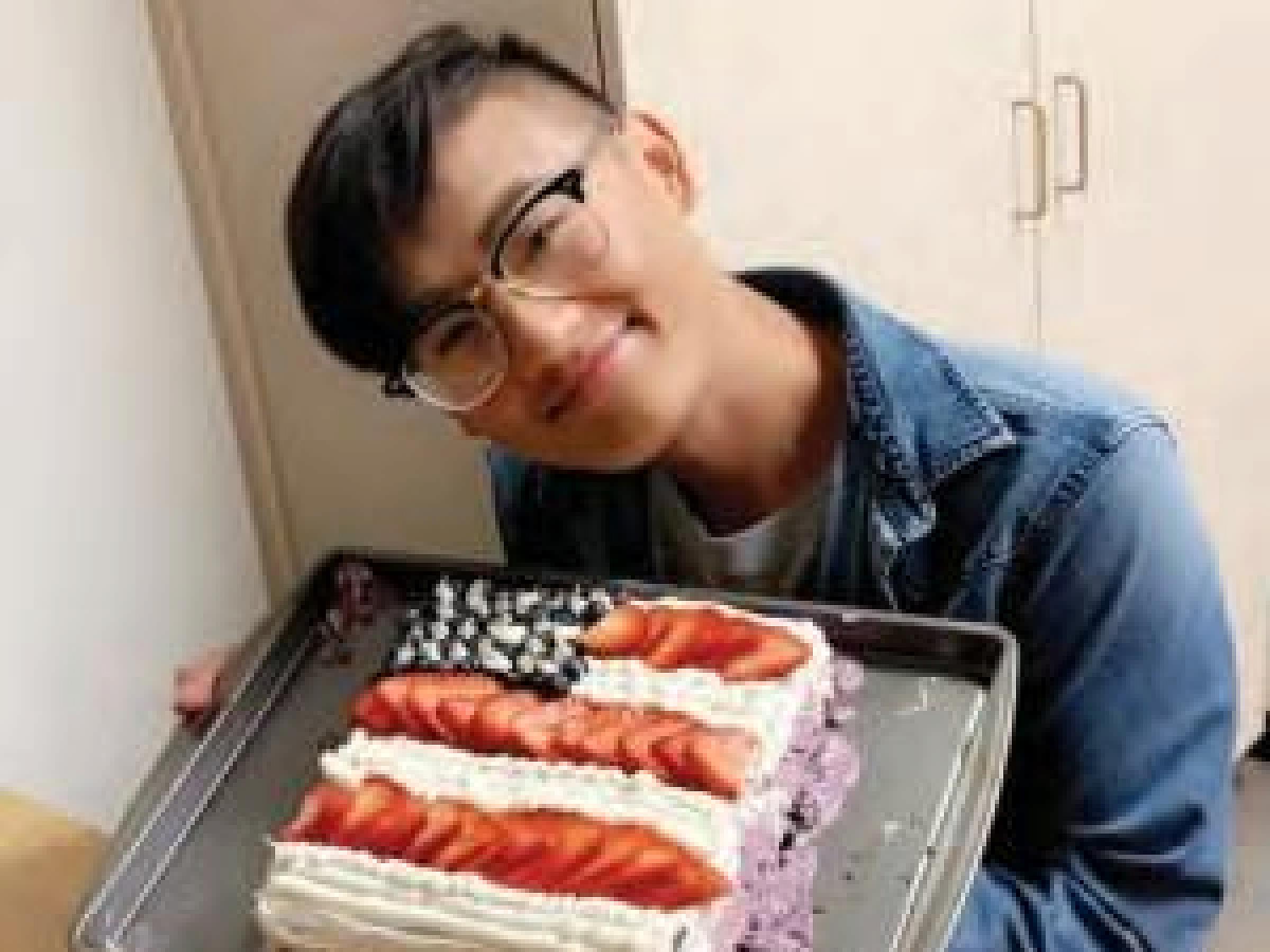 Yeng Yang - GSRM scholar with cake